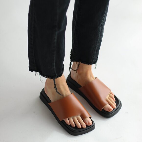 ALOHAS Toe Ring Flop Tan - Picture 1 of 2